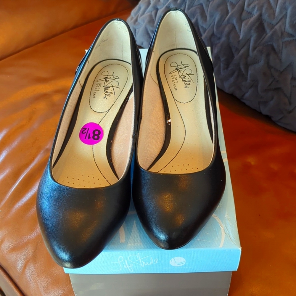 Life Stride classic walking pumps